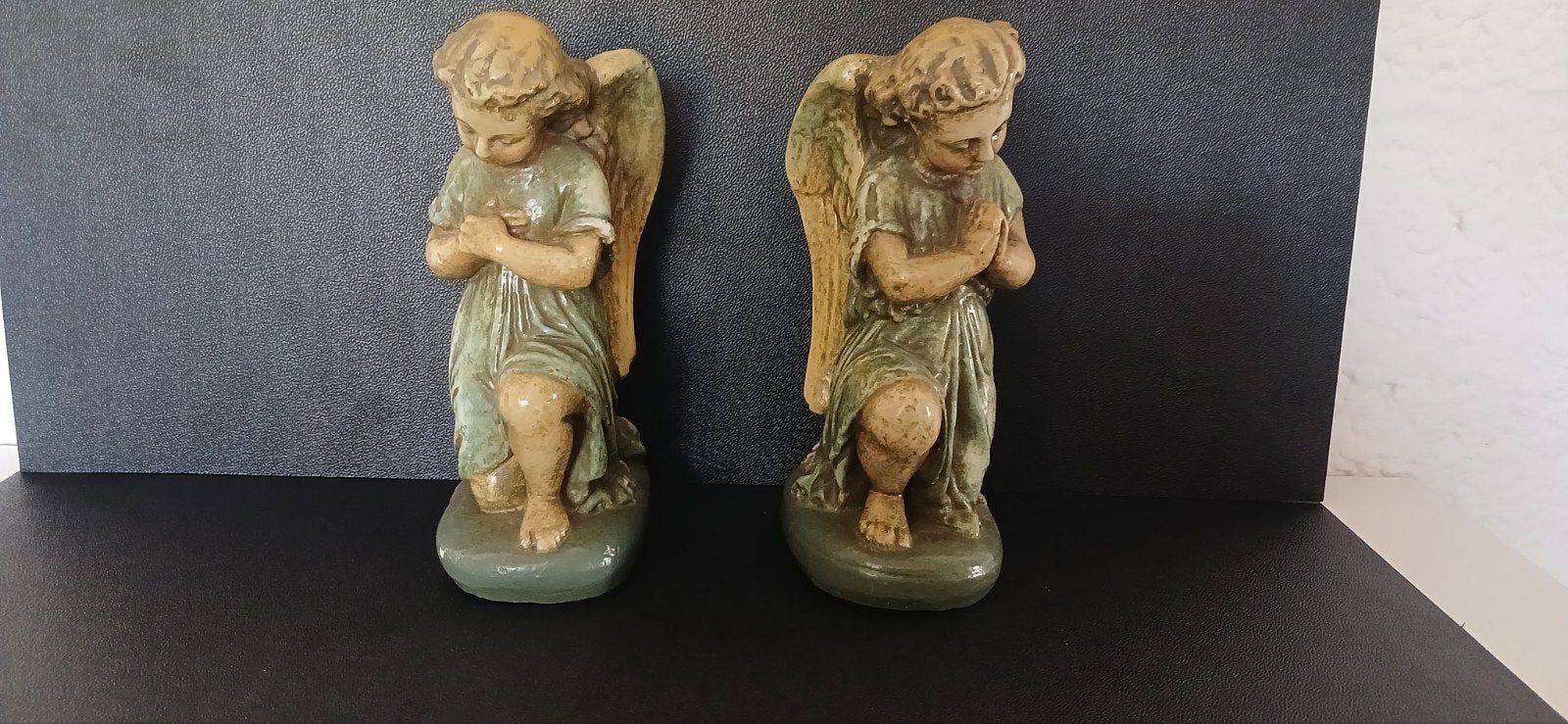 Set van 2 biddende engelen beeldjes, ongeveer 16  cm hoog., Antiek en Kunst, Antiek | Religie, Ophalen