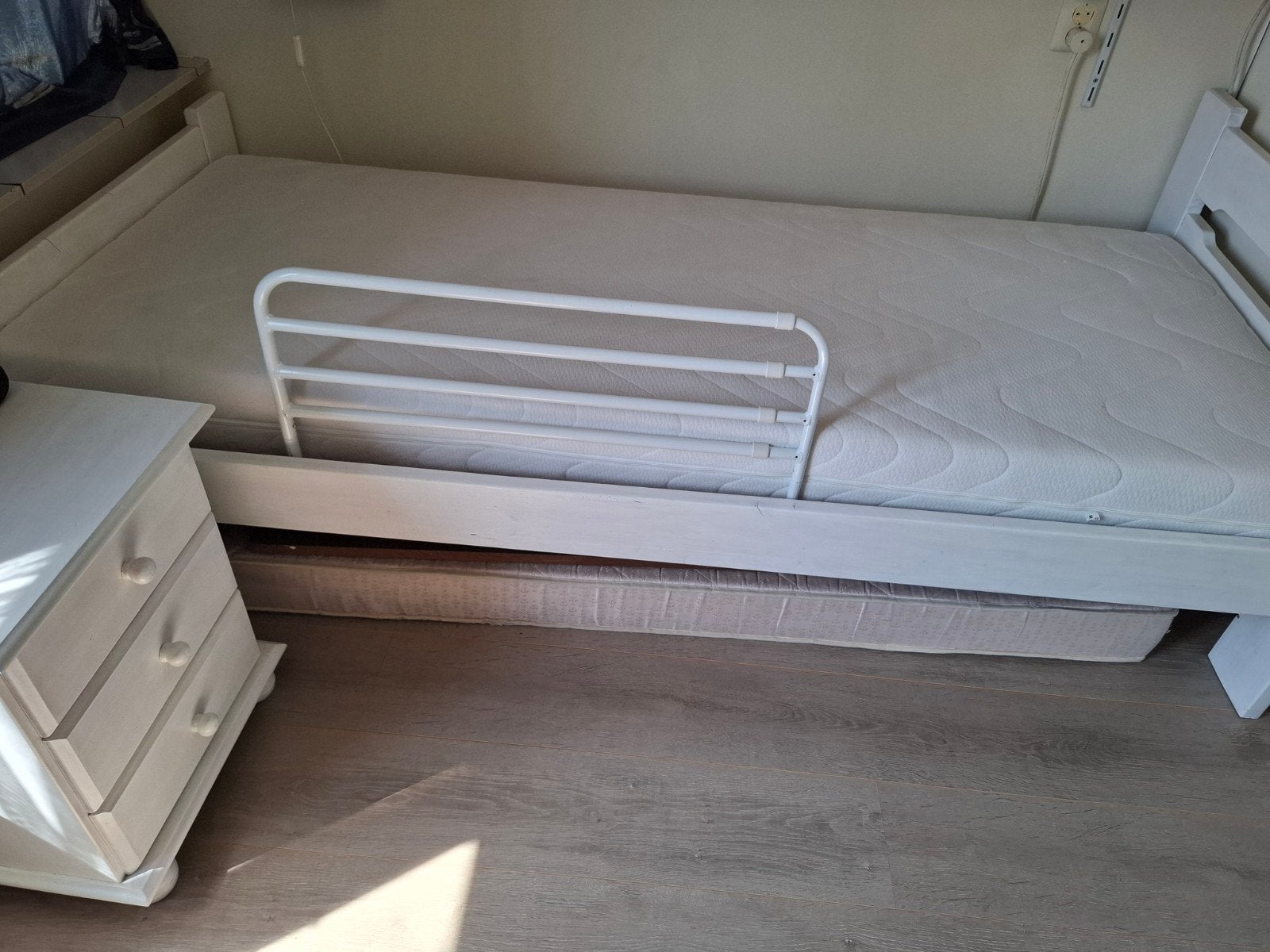 Rek tegen uitvallen uit bed, Ophalen, 85 tot 100 cm, Zo goed als nieuw, Matras