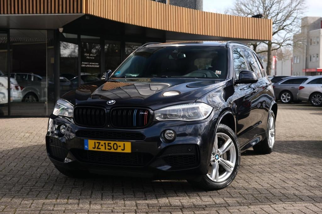 BMW X5 M50d|EXCL.BPM|M-Pakket|Pano|HarmanKardon|Trekhaak|Cam, Auto's, BMW, Automaat, 15 km/l, Zwart, Bedrijf