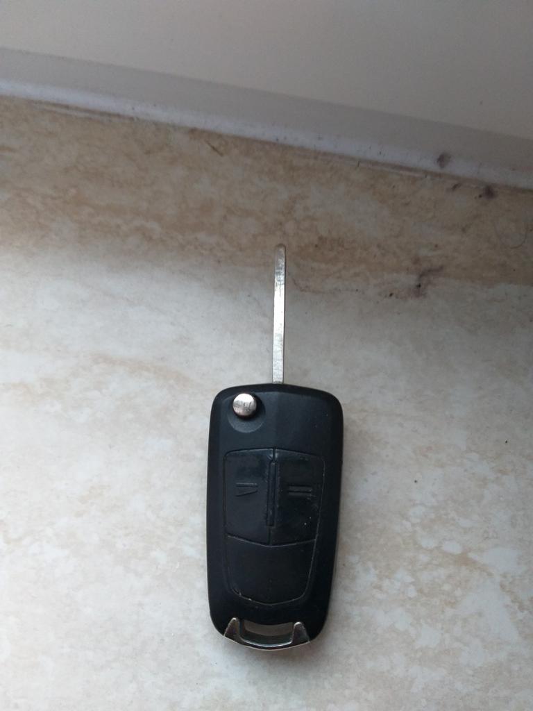 Te koop  autosleutel. Voor opel zafira B - bowujaar 2005, Ophalen, Gebruikt, Opel