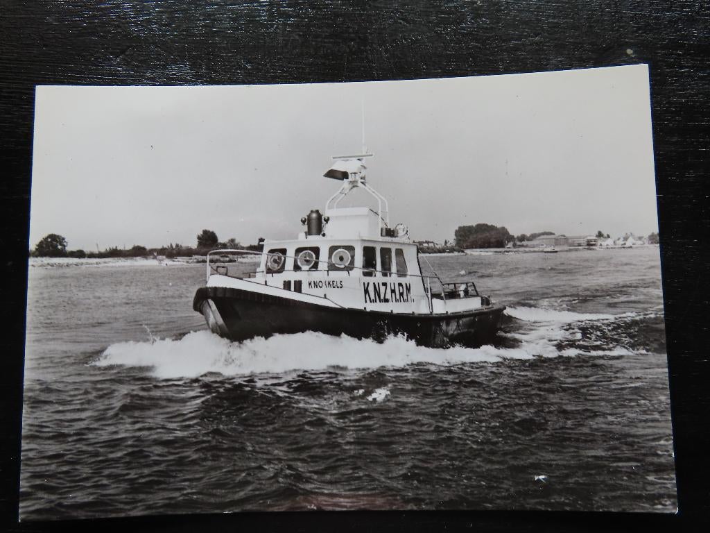 ansichtkaart reddingboot "Knokkels" KNRM, Verzamelen, Scheepvaart, Ophalen of Verzenden, Motorboot, Kaart, Foto of Prent