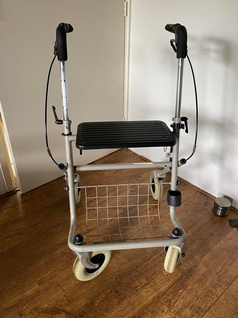 Stevige rollator met zitje en wandelstok houder, Ophalen of Verzenden, Opvouwbaar, Gebruikt