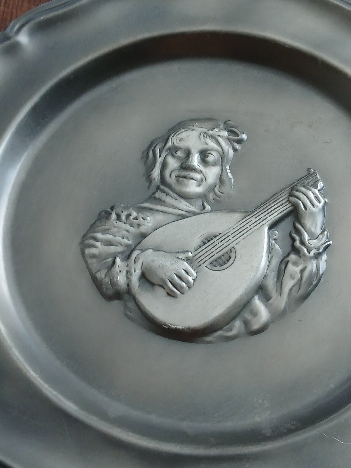 Antieke tinnen schaal met muzikant reliëf, Ophalen of Verzenden