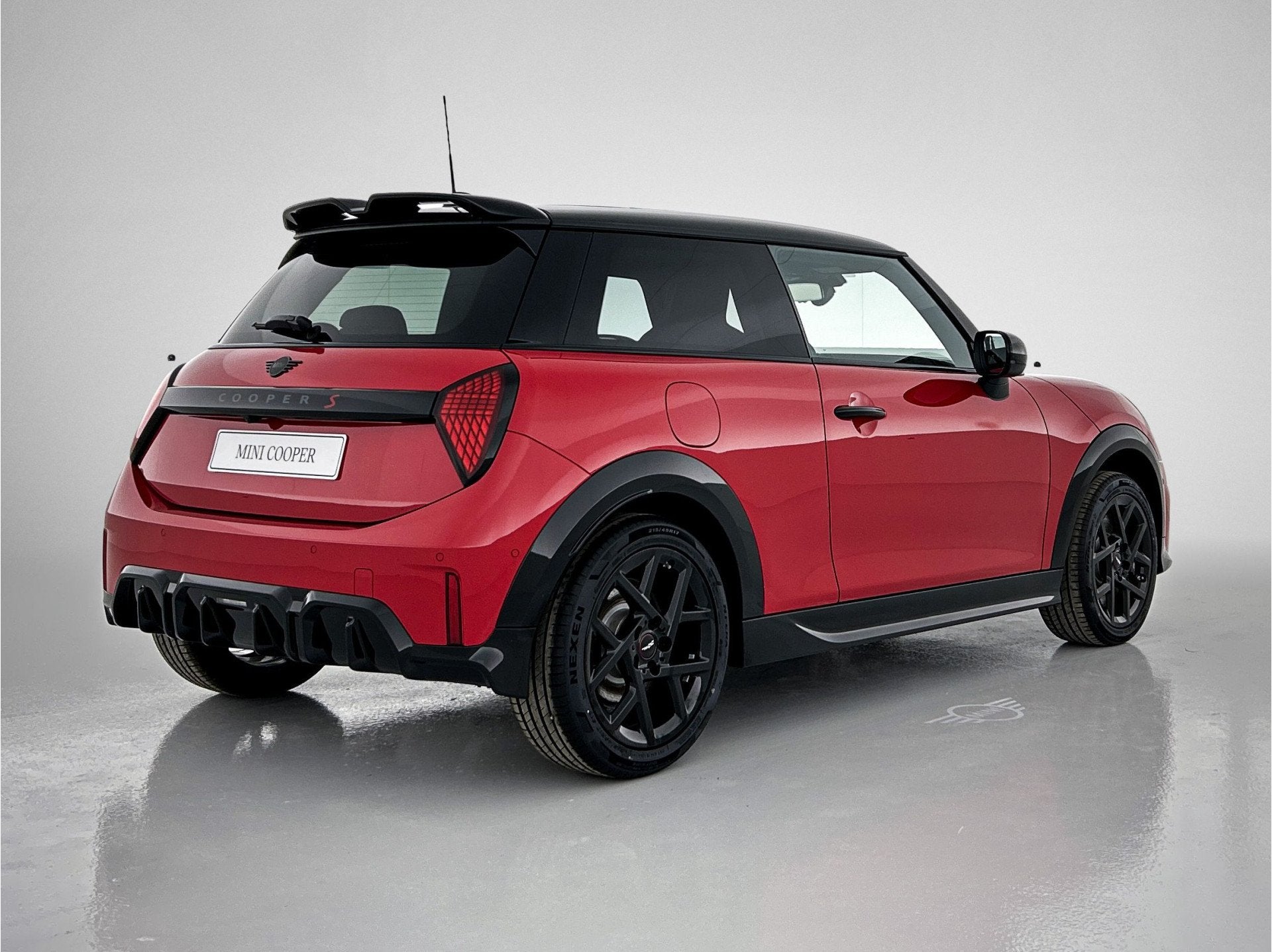 MINI Hatchback Cooper S / John Cooper Works / Pakket M / 17", 1998 cc, Stof, 4 cilinders, 4 stoelen