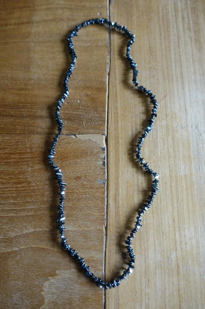 antraciet grijze glimmende hals ketting - lang, Sieraden, Tassen en Uiterlijk, Kettingen, Ophalen of Verzenden, Zo goed als nieuw