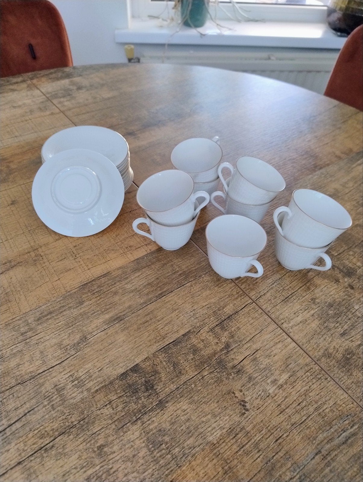 Merk koffiekopjes met schotels, wit met gouden randje, Huis en Inrichting, Keuken | Servies, Gebruikt, Overige merken, Ophalen of Verzenden