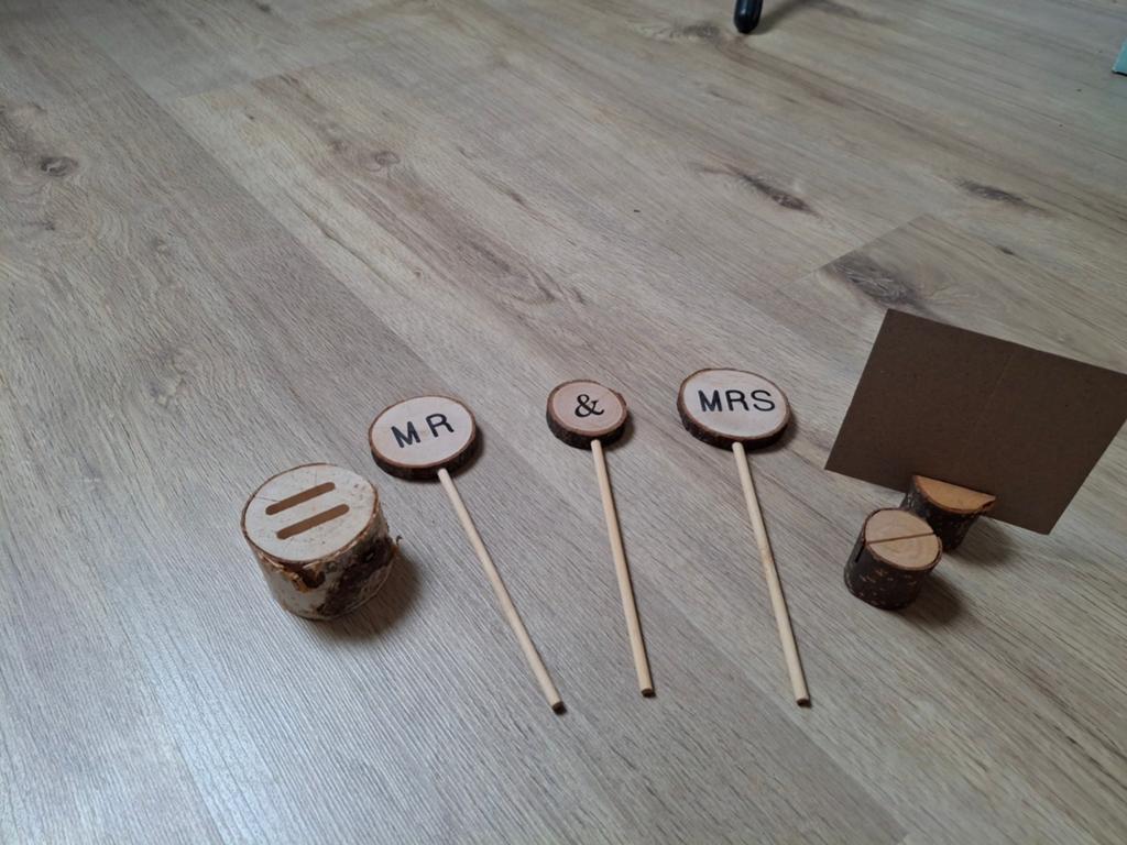 Houten Trouwartikelen - Mr & Mrs Decoratie & Kaarthouder, Hobby en Vrije tijd, Ophalen of Verzenden, Nieuw, Versiering, Geboorte of Huwelijk