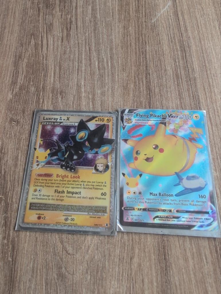 Pokémon Kaarten: Luxray GL LV.X & Flying Pikachu VMAX, Hobby en Vrije tijd, Verzamelkaartspellen | Pokémon, Zo goed als nieuw