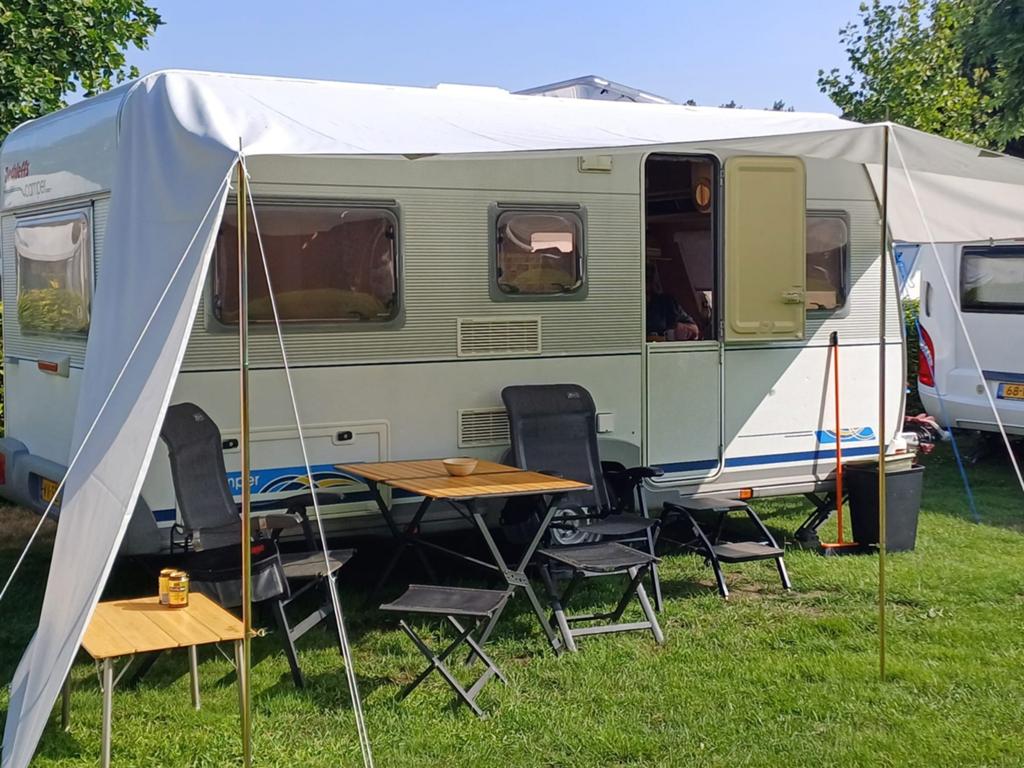 Caravan Dethleffs EF2  1999 met mover, Caravans en Kamperen, Particulier, Dethleffs, Vast bed