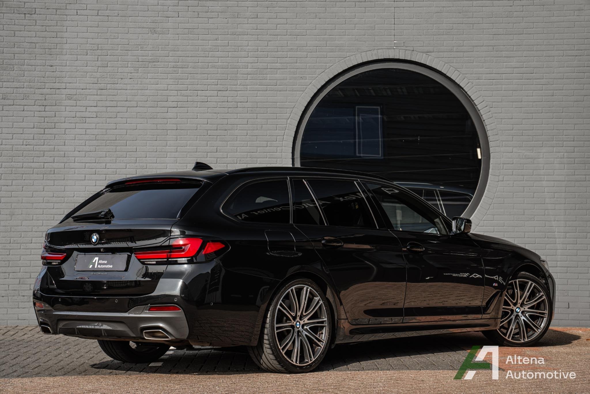 BMW 5-serie Touring 530i xDrive High Executive Edition M-spo, Auto's, Automaat, Gebruikt, 4 cilinders, Zwart