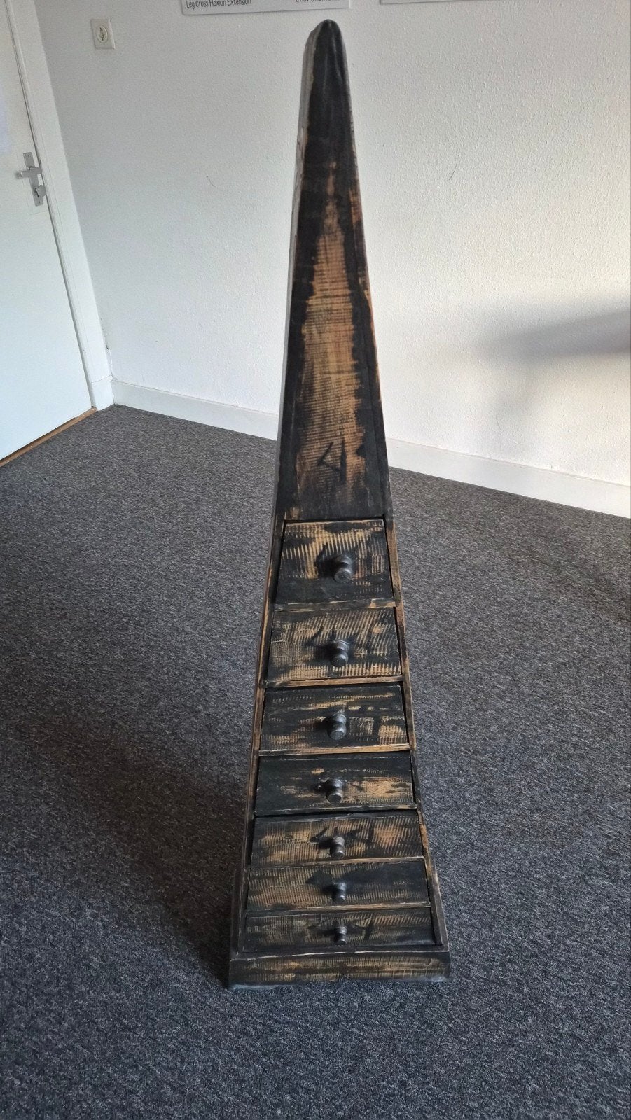 Driehoekig kastje met 7 laatjes
148x42x19 cm, Ophalen