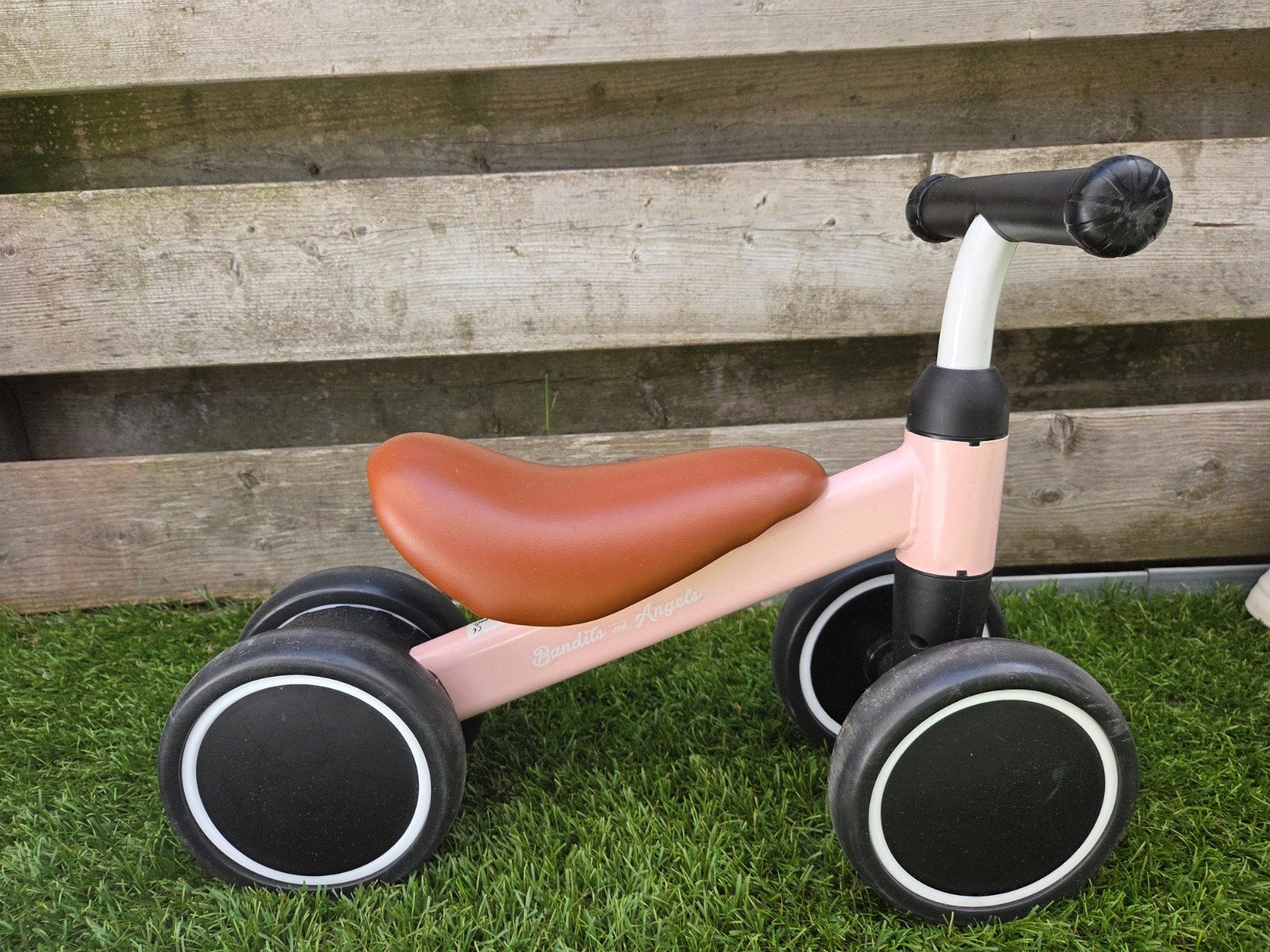 Roze loopfietsje voor peuters - Bandits & Angels, Ophalen of Verzenden, Gebruikt, Loopfiets
