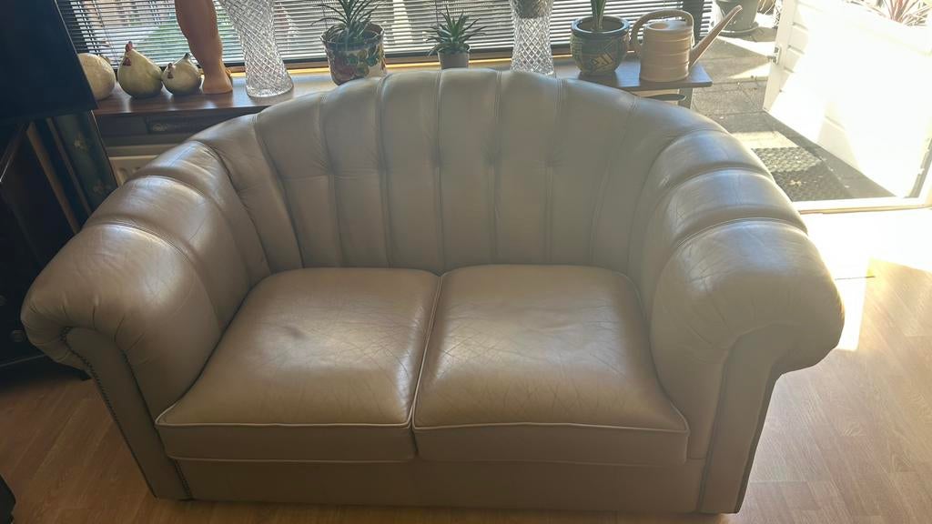 Originele grijze lederen Chesterfield 2 zitsbank., Huis en Inrichting, Banken | Bankstellen, Ophalen of Verzenden, Zo goed als nieuw