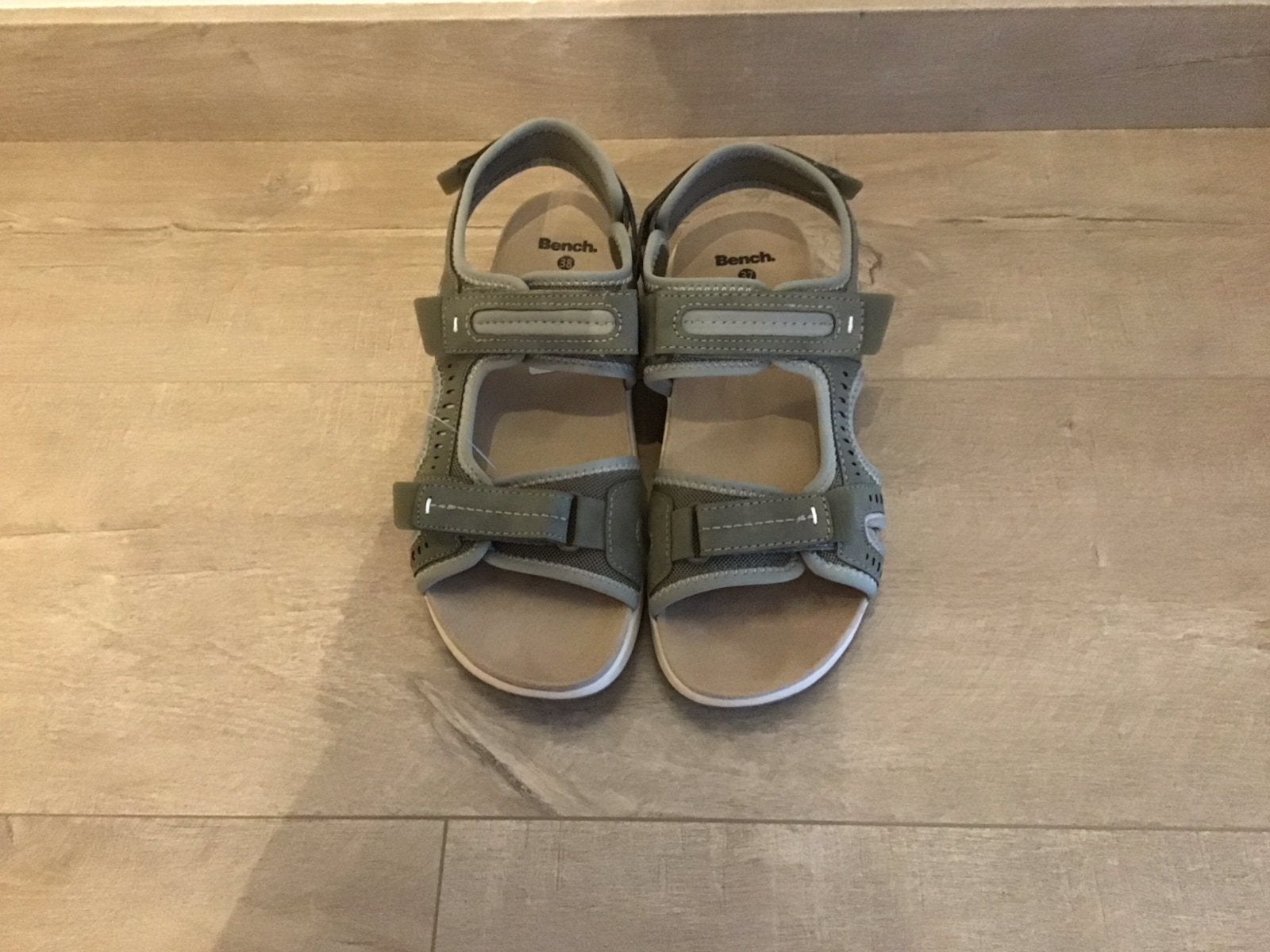 Bench. sandalen - Maat (links 37, rechts 38) nieuw, Ophalen of Verzenden, Nieuw, Beige, Sandalen of Muiltjes