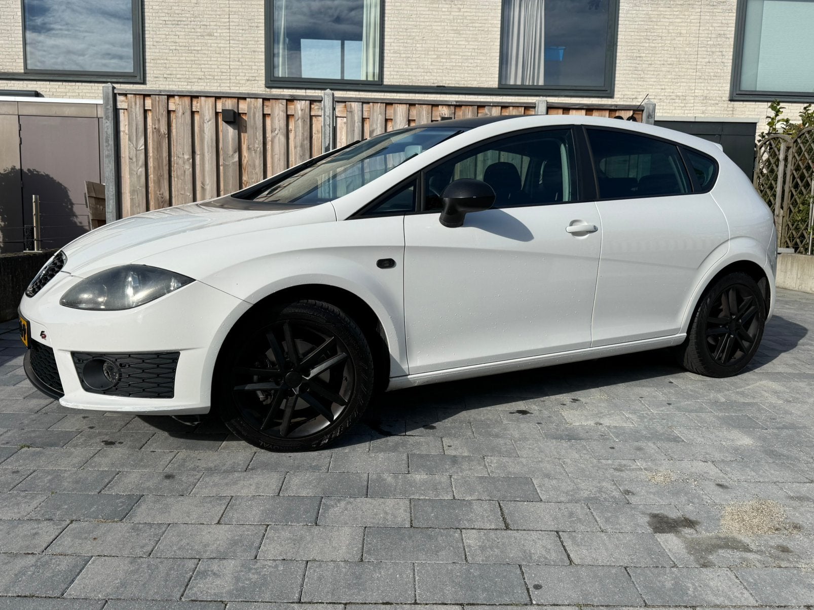 Seat Leon 1.8 TFSI FR | Cruise| PDC| Airco| nieuwe apk, Auto's, Euro 5, Zwart, 4 cilinders, Wit