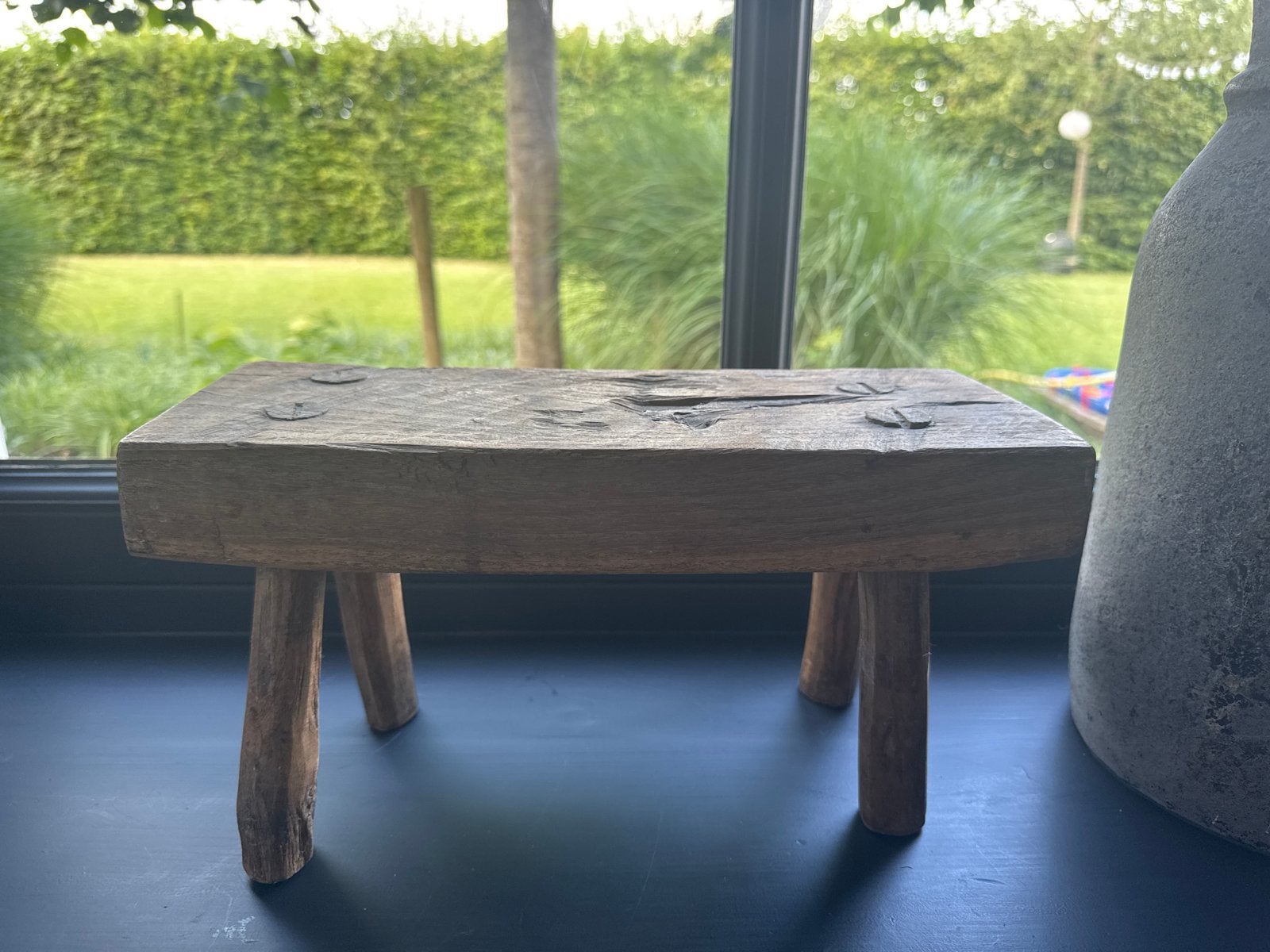 Rustiek houten vensterbankkrukje - Decoratief en uniek, Ophalen of Verzenden, Zo goed als nieuw, Hout