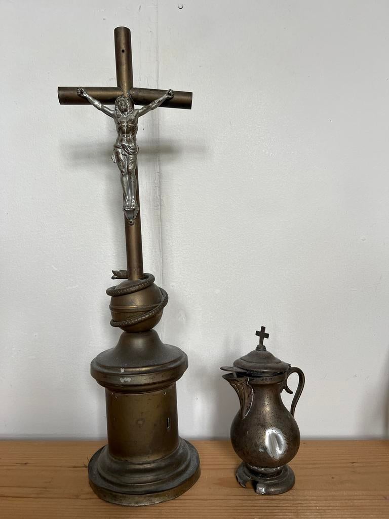 Antieke messing crucifix en altaar/wijnkannetje, Antiek en Kunst, Ophalen of Verzenden