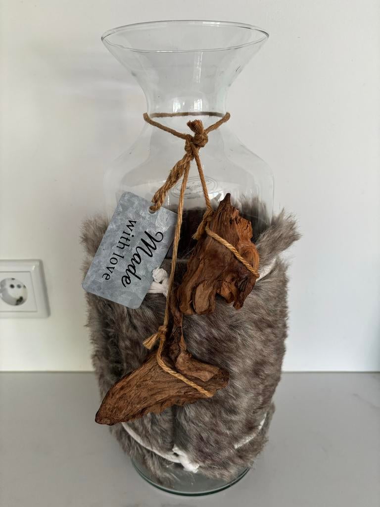 Decoratieve glazen vaas met bont en drijfhout, Ophalen of Verzenden, Zo goed als nieuw, Overige kleuren, Glas