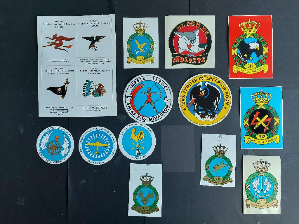 16 stickers van verschillende luchtmacht squadrons (ST16), Ophalen of Verzenden, Zo goed als nieuw, Overige typen