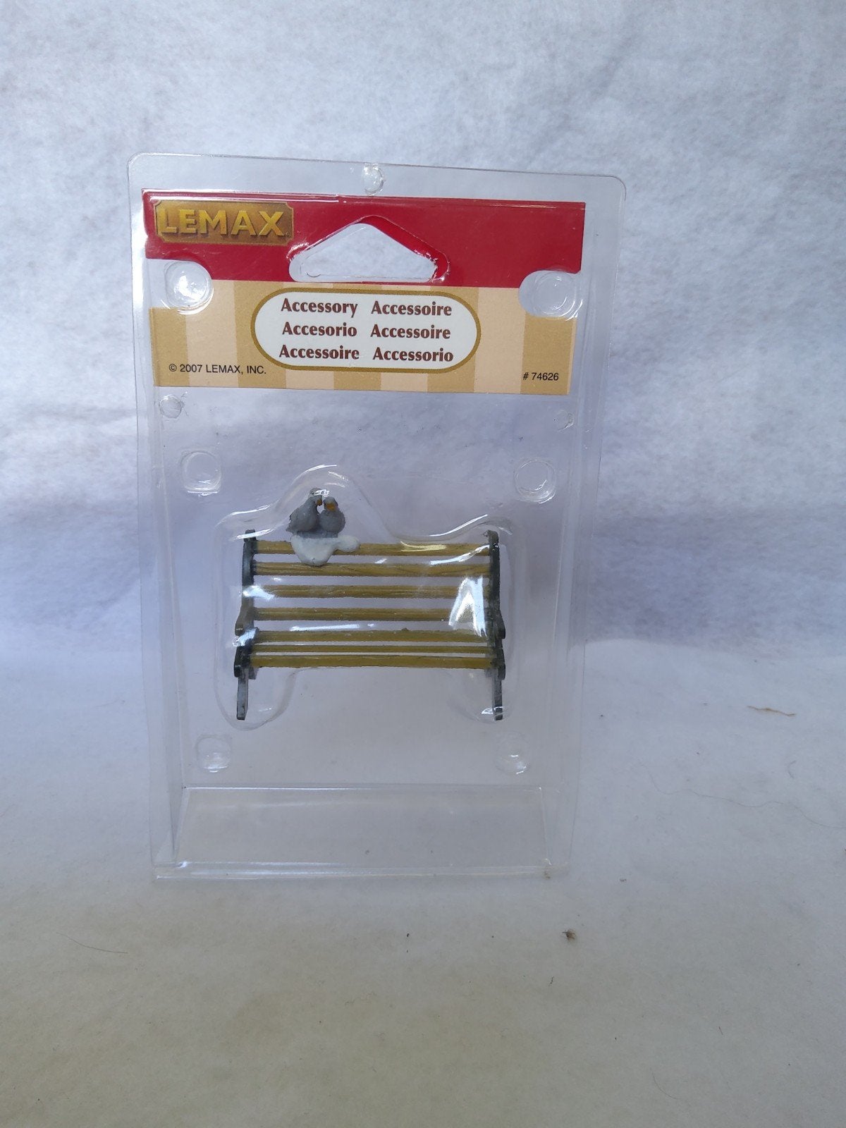Lemax 74626 Metalen Bankje met Duifje - Miniatuur  B6, Ophalen of Verzenden, Zo goed als nieuw