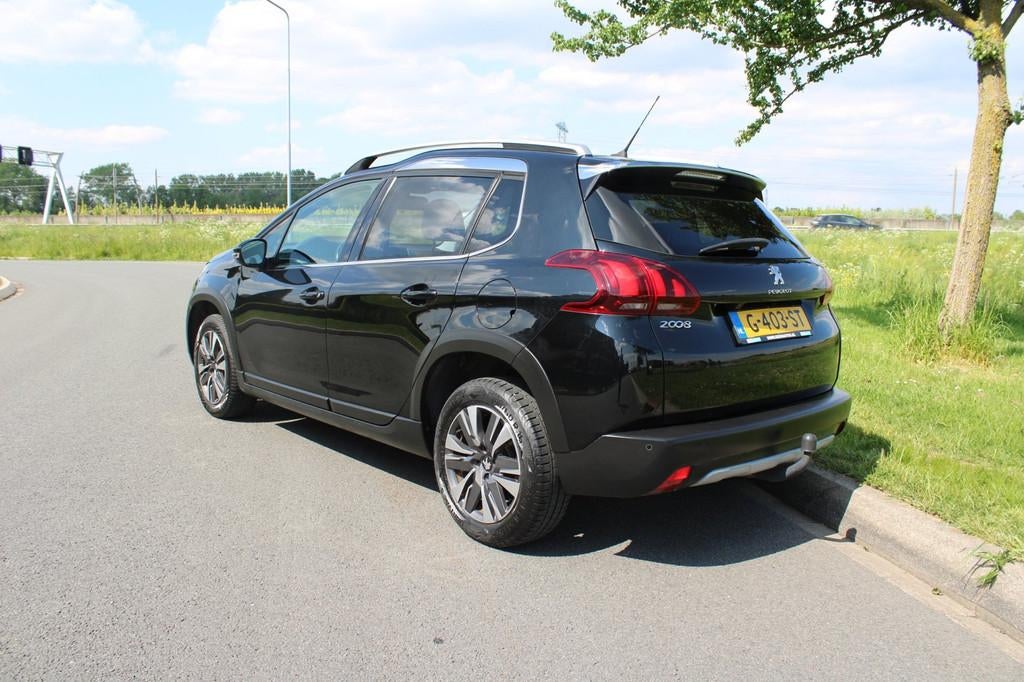 Peugeot 2008 1.2 PureTech Allure Climate Control Navigatie A, Voorwielaandrijving, 1199 cc, Leder en Stof, Zwart