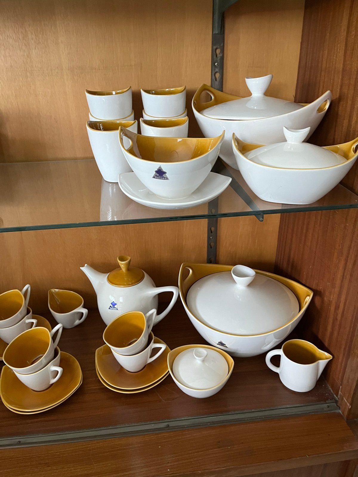 Driehoek Huizen Tulipe servies - Wit met okergele accenten, Keramiek, Ophalen of Verzenden, Zo goed als nieuw, Overige stijlen