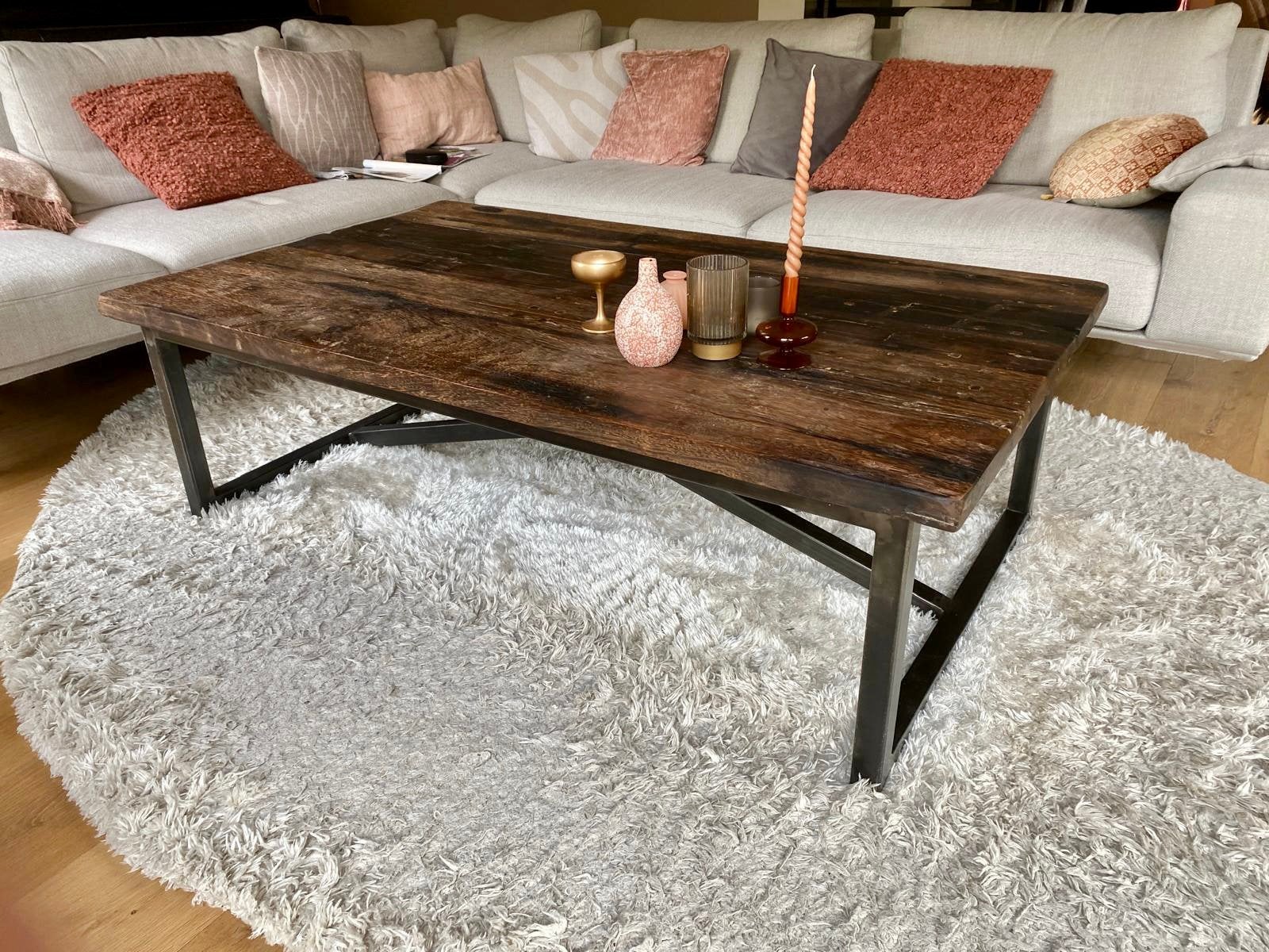 Antieke scheepshouten salontafel met stalen onderstel, Huis en Inrichting, Tafels | Salontafels, Ophalen, 50 tot 100 cm, Zo goed als nieuw