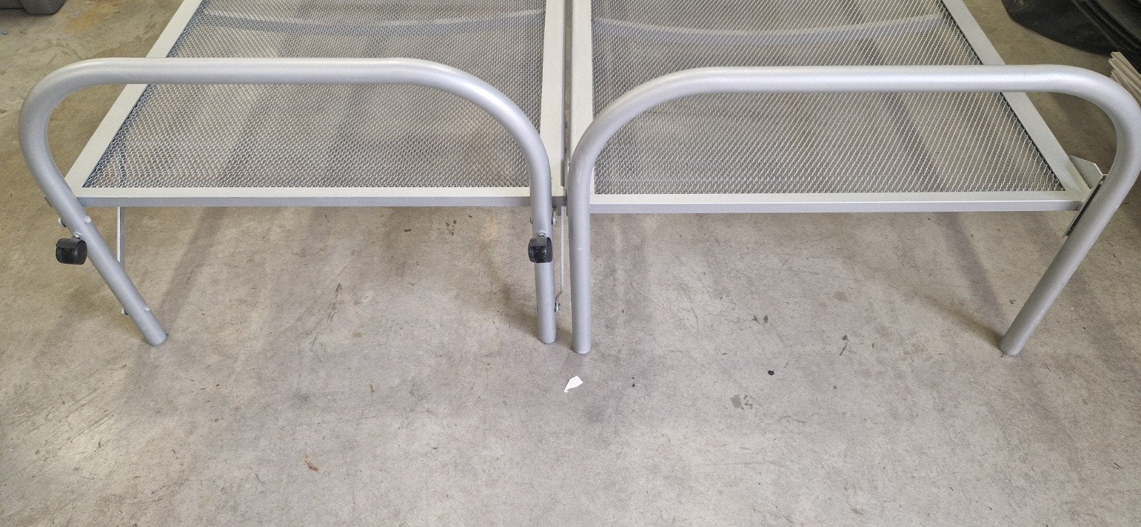 2 Bedframes, stapelbaar - Metaal - Zilverkleurig, Gebruikt, 90 cm, Eenpersoons, Ophalen of Verzenden