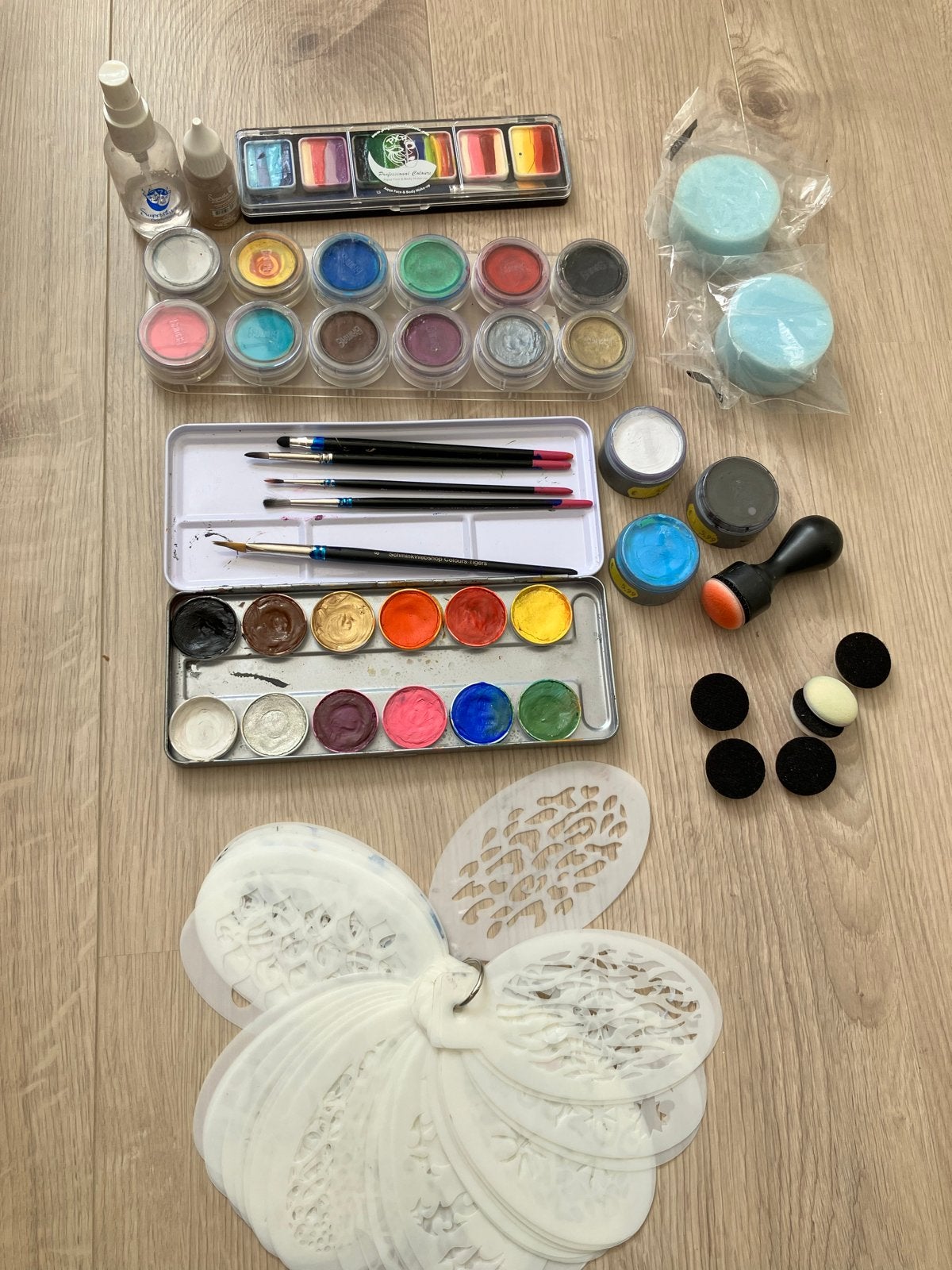 Grote schminkset met accessoires en sjablonen, Gebruikt, Overige kleuren, Gehele gezicht, Ophalen of Verzenden
