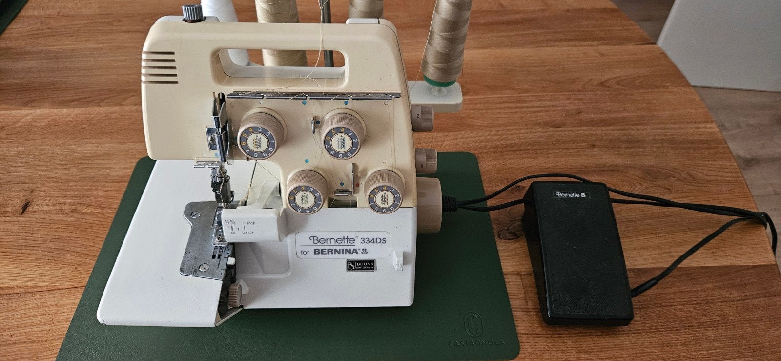Bernette 334 DS, Ophalen of Verzenden, Zo goed als nieuw, Lockmachine, Overige merken