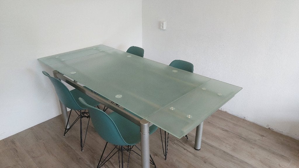 Uitschuifbare eettafel met glazen blad