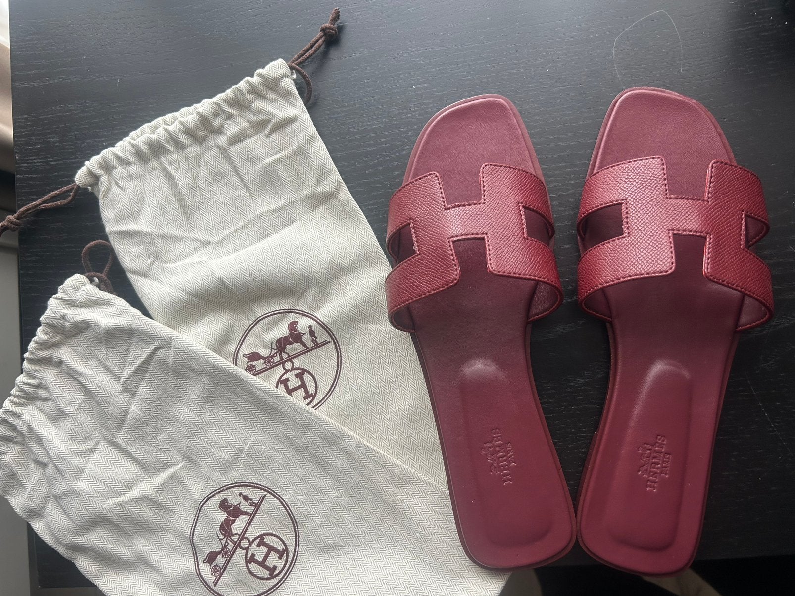 Hermes Oran slippers bordeaux burgundy, Kleding | Dames, Slippers, Nieuw, Ophalen of Verzenden, Rood