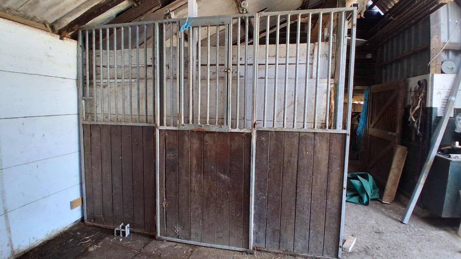 Voorfront paardenbox, Dieren en Toebehoren