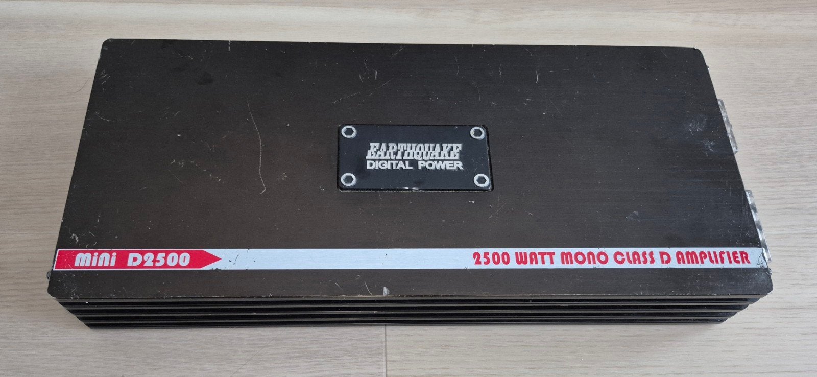 Earthquake monoblock 2000rms, Ophalen, Gebruikt