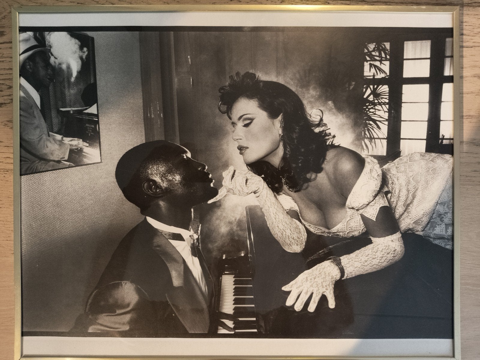 Zwart-wit foto van man en vrouw bij piano, Antiek en Kunst, Kunst | Tekeningen en Foto's, Ophalen of Verzenden, Foto, Fotografie