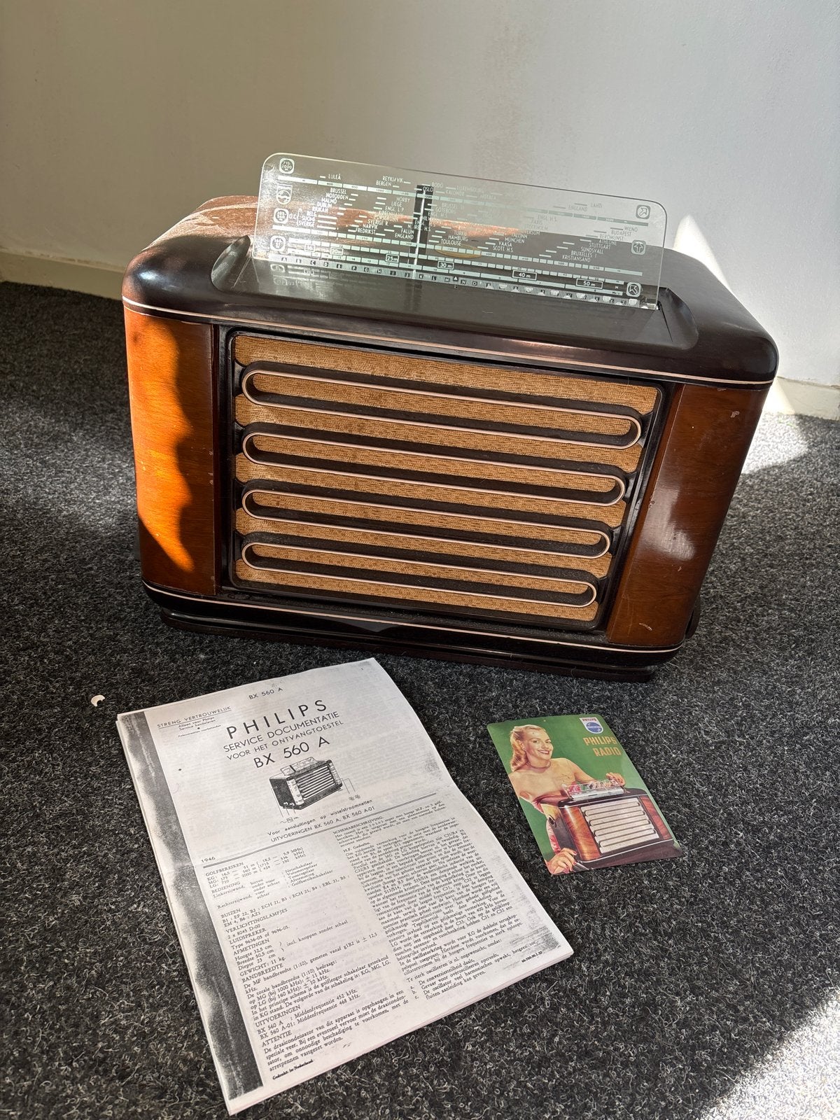 Philips BX560A buizenradio uit 1946-1947 - Bakeliet, Antiek en Kunst, Antiek | Tv's en Audio, Ophalen of Verzenden