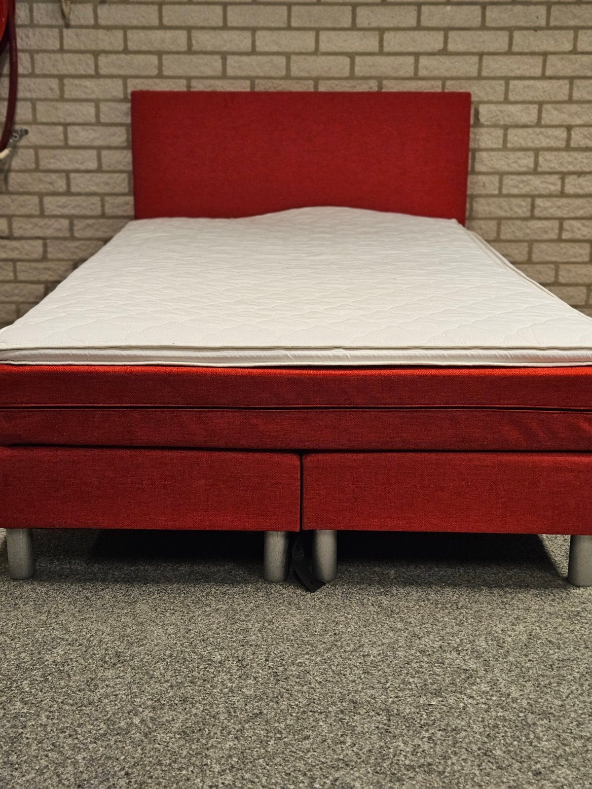 Rood tweepersoonsbed met hoofdbord en matras, Ophalen, Tweepersoons, 140 cm, Zo goed als nieuw