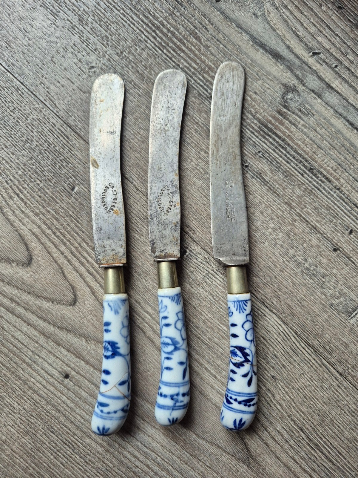 Antieke botermesjes met Delfts blauw handvat, Solingen, Ophalen