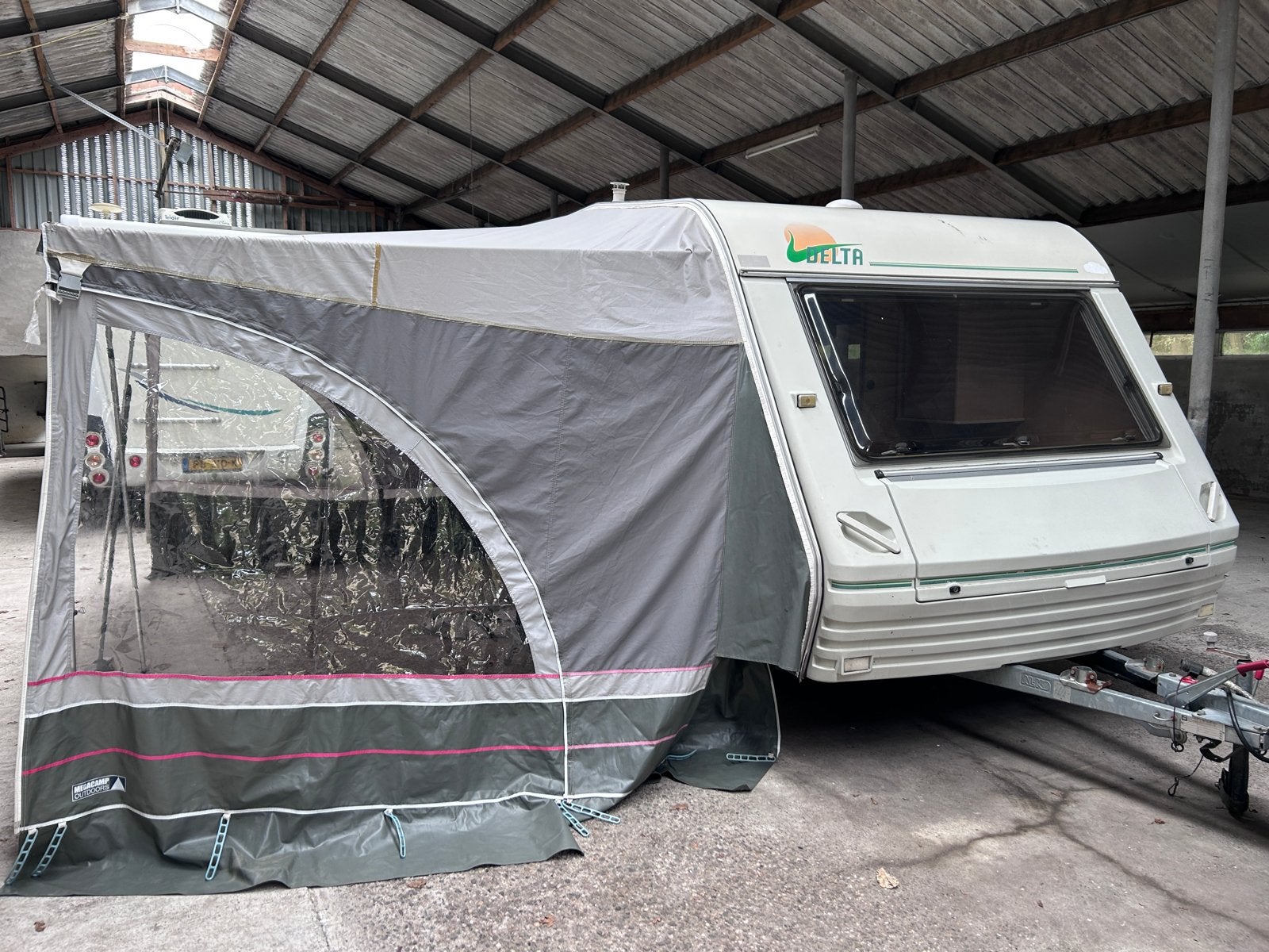 Delta 4600 MD Euro Wing Range (1997) - Complete gezinscarava, Caravans en Kamperen, Caravans, Omvormbare zithoek, Treinzit, Particulier