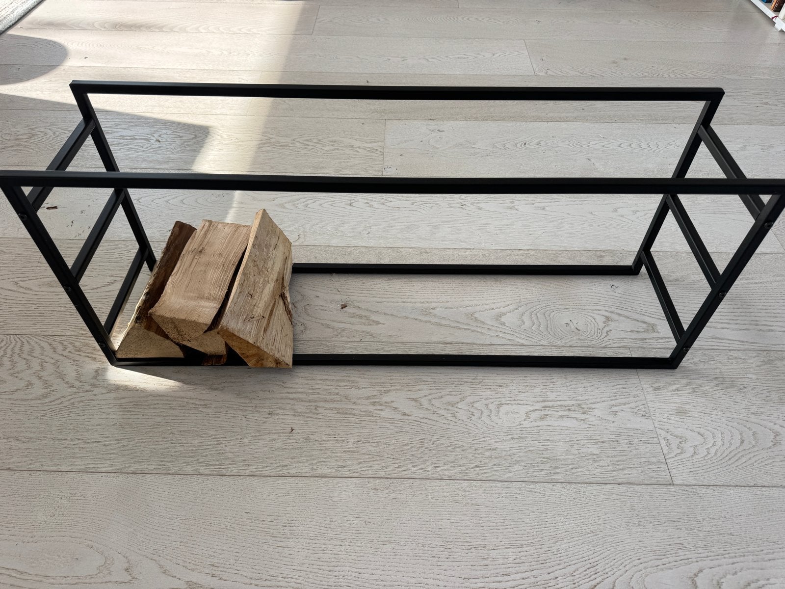 zwart metalen houtrek voor haardhout, Tuin en Terras, Haardhout, Minder dan 3 m³, Ophalen, Overige houtsoorten, Blokken