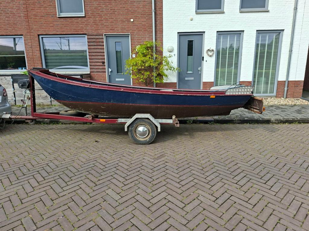 Robuuste visboot met trailer en elektromotor 4.50cm bij 160c, Watersport en Boten, Vis- en Consoleboten, Ophalen, Gebruikt, Elektrisch