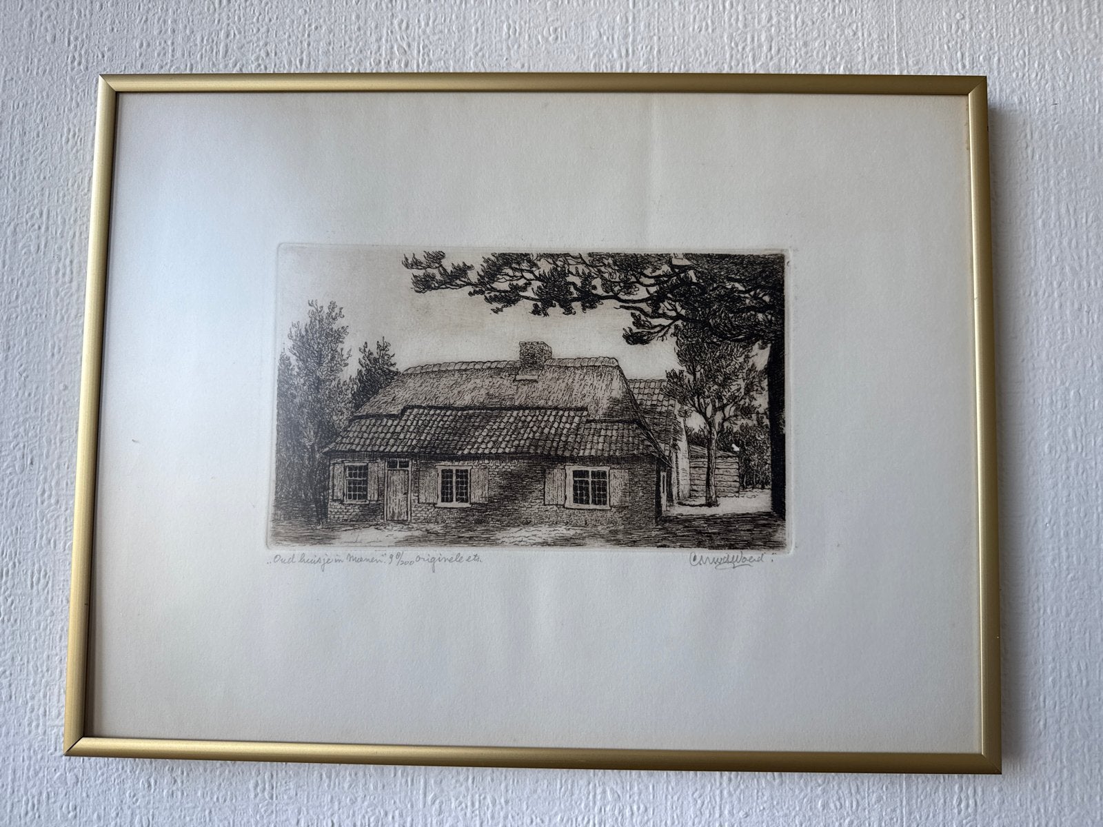 Ingelijste ets 'Oud huisje in Nuenen' -  Cor van der Woerd, Antiek en Kunst, Ophalen, Landschap, 1950 - 1999, Genummerd