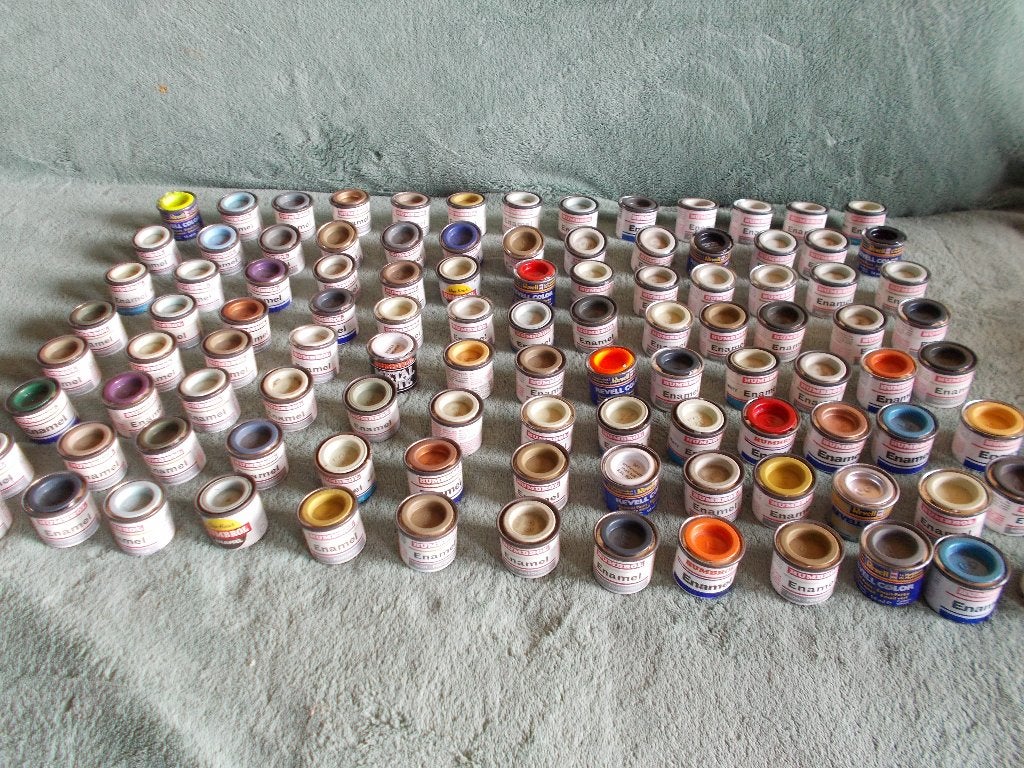 HUMBROL 104 X MODELBOUWVERF. 104 STUKS IN 1 KOOP!, Ophalen of Verzenden, Zo goed als nieuw, 1:32 tot 1:50
