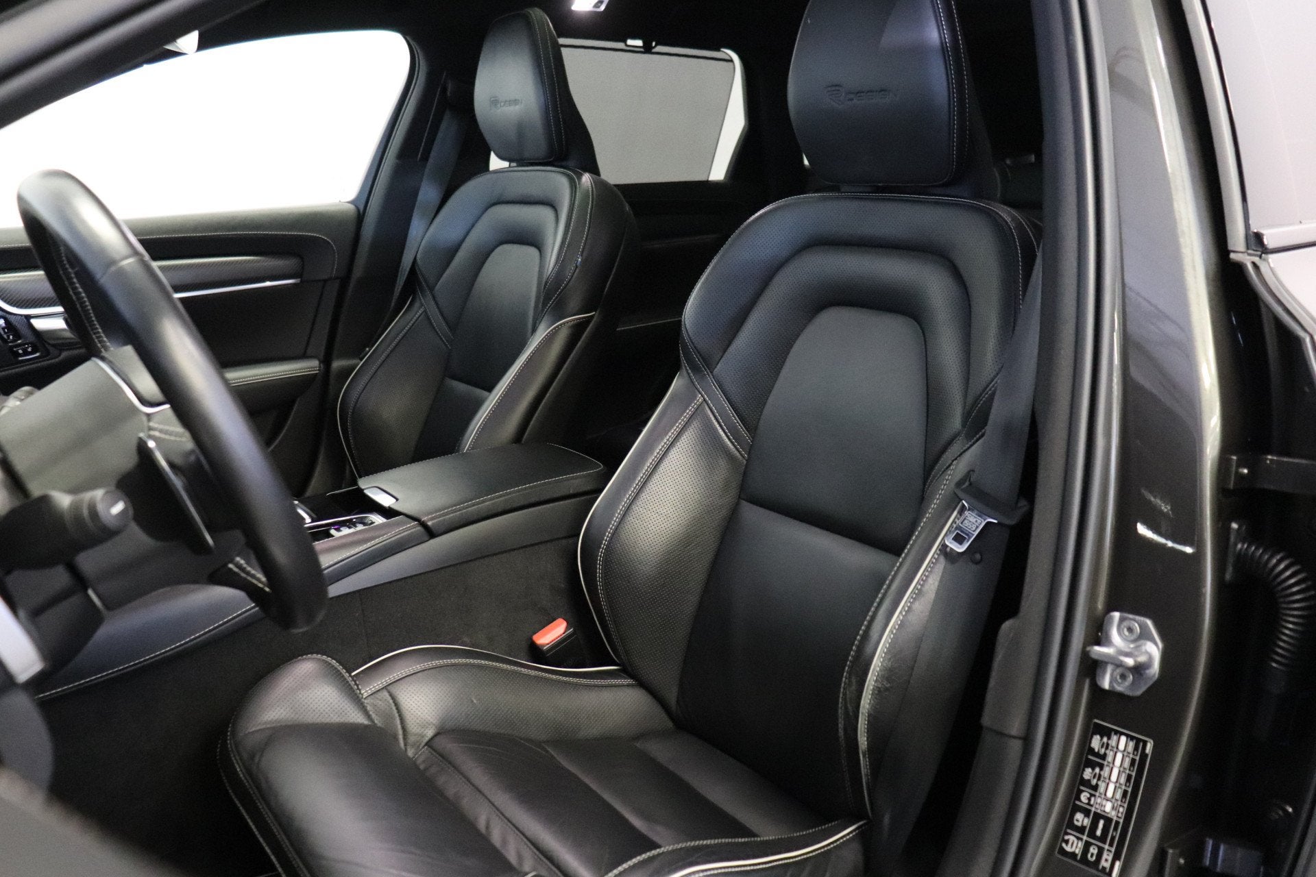 Volvo V90 2.0 T8 AWD R-Design 391PK | Pano | H&K Audio | Hea, Automaat, Dealer onderhouden, 4 cilinders, Vierwielaandrijving