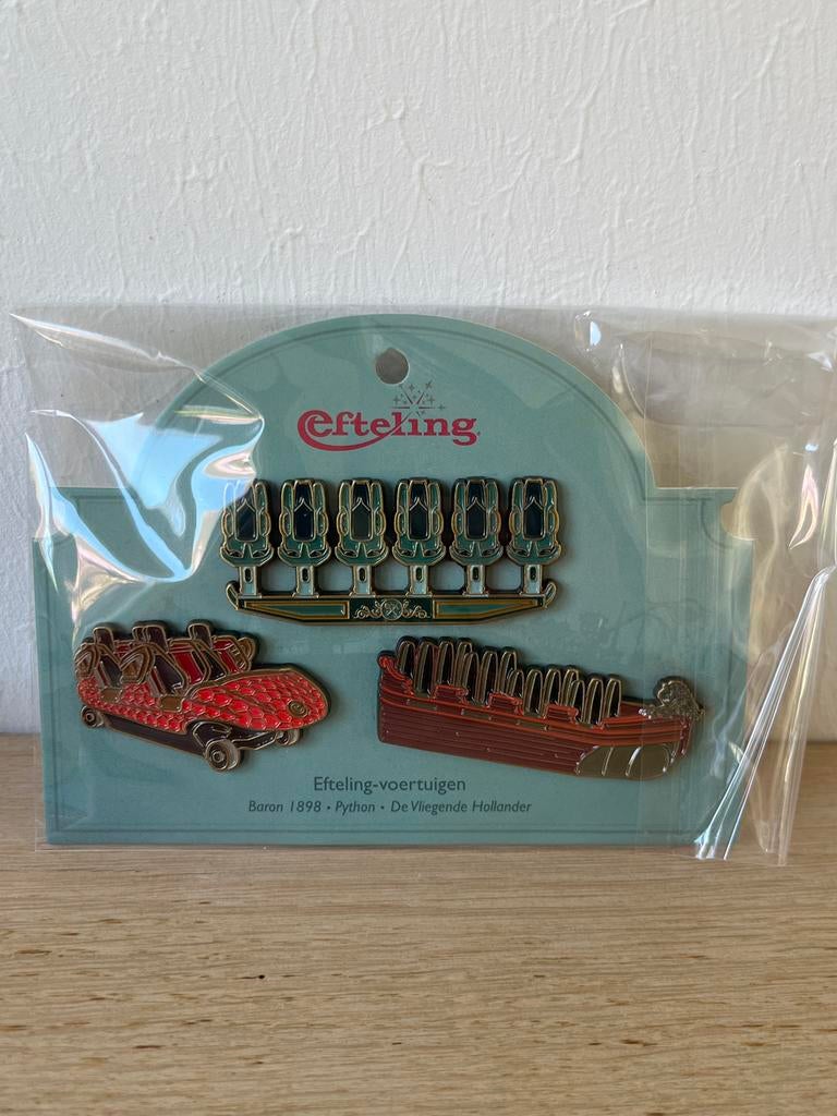 Efteling Voertuigen Pin Set - Baron, Python, Vliegende Holla, Verzamelen, Efteling, Efteling, Nieuw, Ophalen of Verzenden, Button of Speldje
