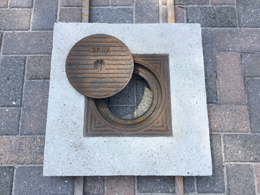 Gietijzeren putdeksel in betontegel, Ophalen, Gebruikt, Minder dan 2 meter, 80 mm of meer