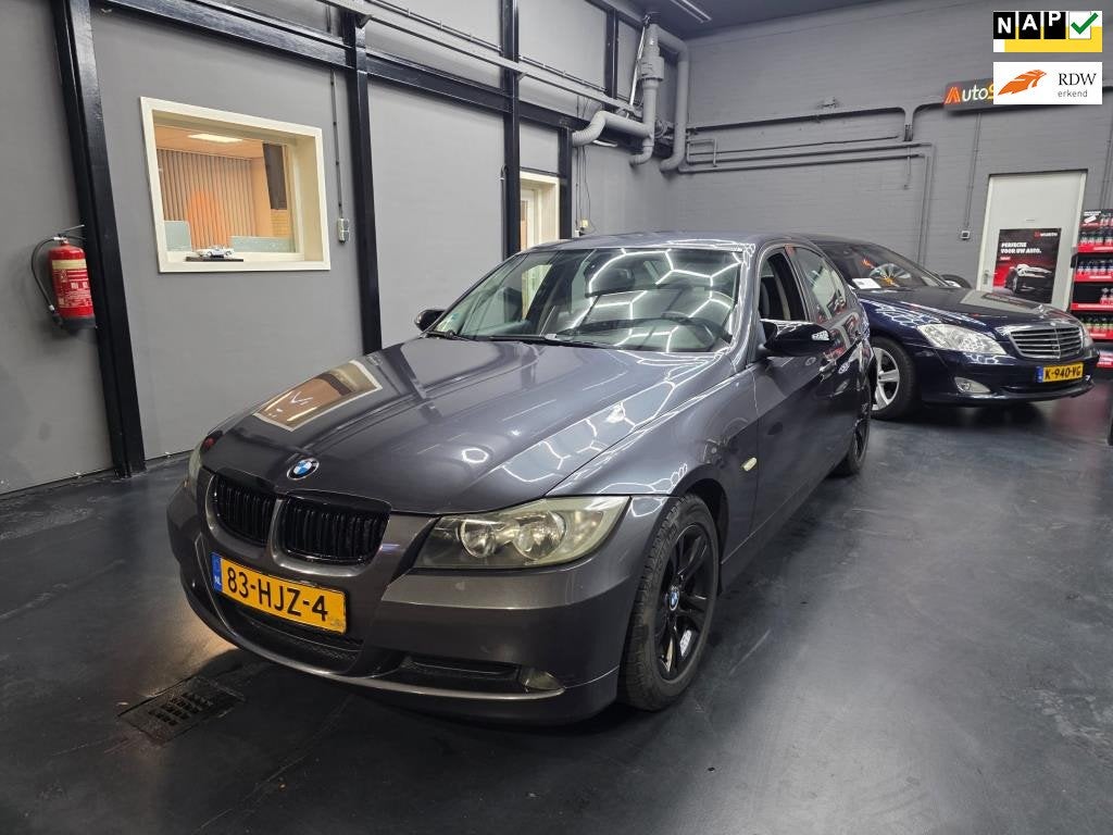 BMW 3-serie 320i Executive 1 Jaar apk NAP!, Auto's, Keurmerk '100% Onderhouden', 1345 kg, Zwart, 4 cilinders