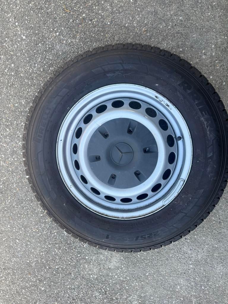 Pirelli winterbanden set met velgen en kapjes 225/65/R16C, Ophalen, 16 inch, Banden en Velgen, Winterbanden
