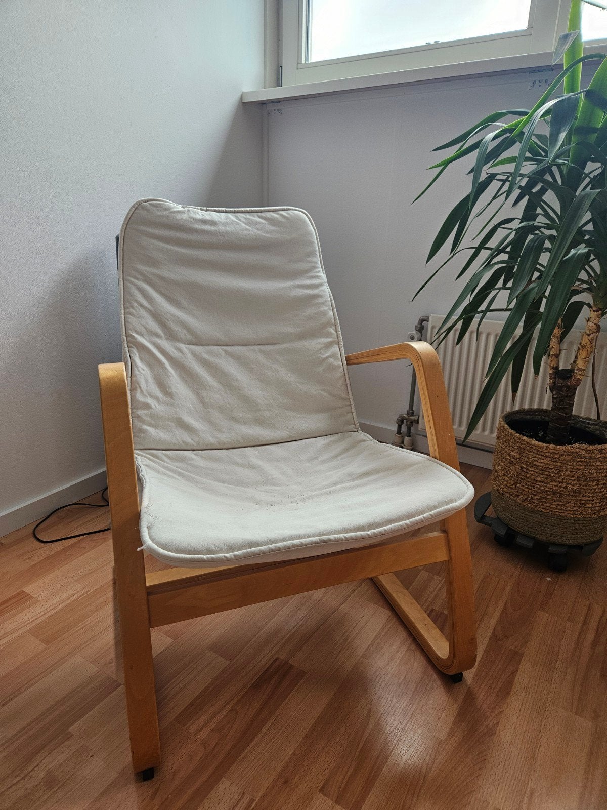 Comfortabele fauteuil met houten frame en lichte bekleding, Huis en Inrichting, Ophalen, Gebruikt, Overige kleuren, Eén