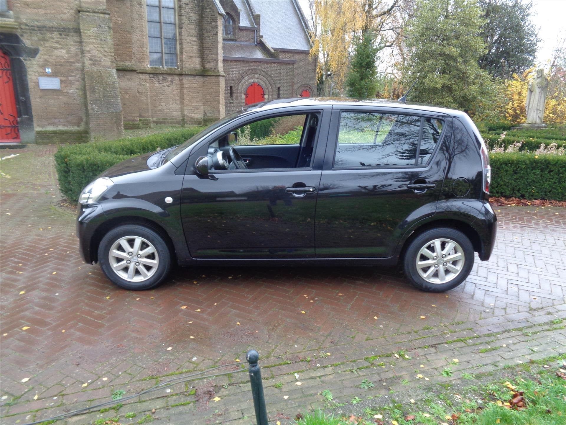 DAIHATSU Sirion 1.3 91pk Supreme bij Daihatsu dealer met 12, Auto's, Stof, Gebruikt, Zwart, 4 cilinders